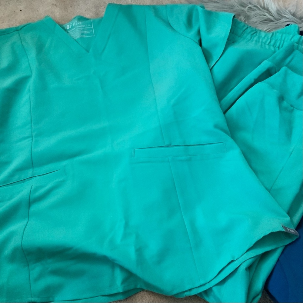 Figs jogger and Odessa slim in a mint green, xl top/med jogger. Scrub set